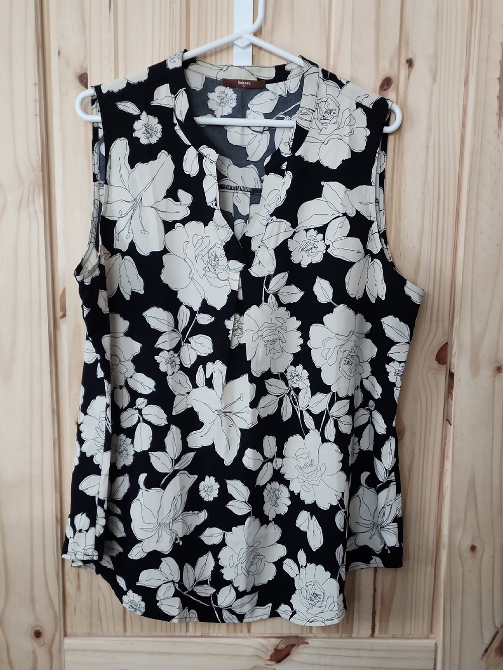 Gaharu Black & Cream Floral Sleeveless V-Neck Blouse